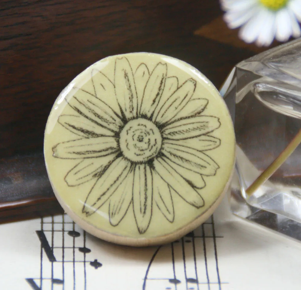 Cottage Garden Draughts Piece Brooch -  Daisy